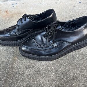 Pointed creeper shoe